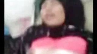 Dude მოხდა მისი ხელი pussy of overexcited ქალი