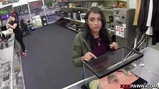 საინტერესო ქერა გოგონა sucked და მოცემული Pussy