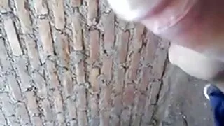 შეუძლია პირში გოგონა მის მუხლებზე წოვა
