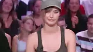 სექსი დააყენა ფეხი აძლევს გოგონას მეტი სიხარული