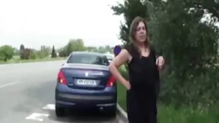 იჯდა და აბაზანა, gorgeous busty babe kneads მისი ძუძუს ერთად phallus