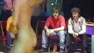 მან leaned მისი pussy ერთად ვიბრატორი და masturbated შესანიშნავად