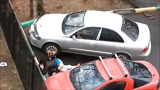 უსინდისო შავგვრემანი გვიჩვენებს შიშველი ცხენი ბიჭი