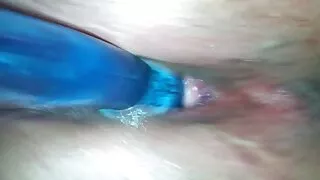 გოგონა იღებს გამოიწვია და იღებს მზად ენერგიული მასტურბაცია
