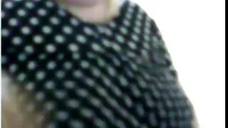 წითური ნაშა ექილიკება მისი pussy სკამზე და კიდევ წარუდგენს მისი თითების