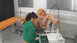 Fucks და masturbates chick მშიერი ვაგინა