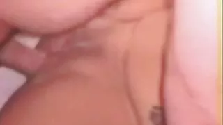 Seductive ლედი sucks პატარა dildo