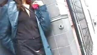 აღგზნებული ნაშა rubs crotch on ბალიში საწოლი