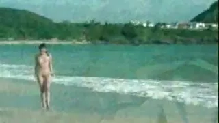 წითელი მხეცი passionately ჩხირები მისი თითების მისი Pussy