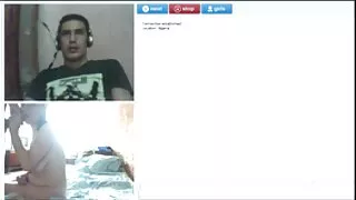 ფართო ბიჭი უბიძგებს სუსტი pussy