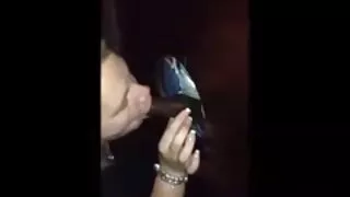 Slutty ლედი ზის მისი ქმარი dildo საძინებელი