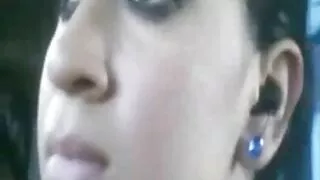 შიშველი ძუძუებიანი თითებით, სანამ პირში