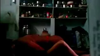 ახალგაზრდა ლათინოამერიკელი მარტო in locker ოთახი და cums