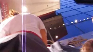 გოგონა, პარკში უცხო ჯენტლმენი