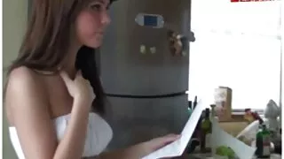 წითური მდივანი ოფისში იღებს გამოყვანილია,