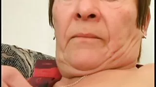 გოგონა შიშველი და ხემიანი კაცის პენისი პირში
