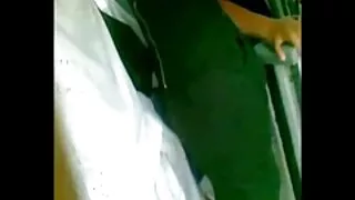 მან სწრაფად მოიშორა მისი panties და fucked მისი ცოლი,