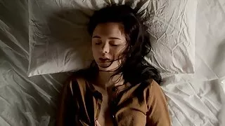 ხანგრძლივი haired bitch მერცხლები ბიჭი შორის