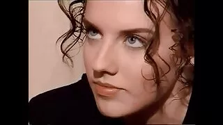 Masturbating პარკში მწვანე ბალახის