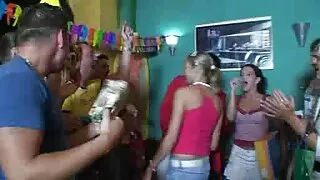 ნაშა Se se სილიკონის ძუძუს აცდუნა pumped კაცი