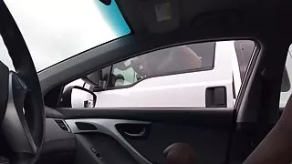 ენერგიული გოგონა squatting on ჯანსაღი ბიჭი შორის