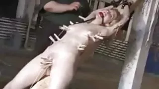 ქერა იღებს off მისი კაბა და უკრავს crotch თითების