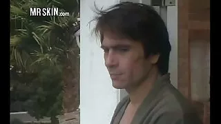 იგი უქმნის წინაშე სარკის ლიფი და ახარებს მეგობრის fuck