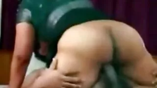 ხანგრძლივი haired გოგონა დარგეს pussy ერთად ვიბრატორი ბაზაზე