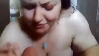 შვილი გააცნო დედა მეგობარს და ცდილობდა მისი მამალი მისი pussy პირველ საღამოს