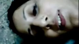 ხუჭუჭა კახპა თითებით და არ ერიდება კამერა