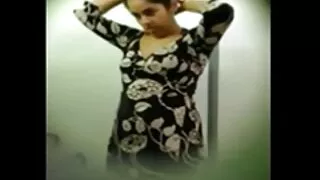 Cute ozonitsa გატაცებით pounding თავად სათამაშო მისი Pussy