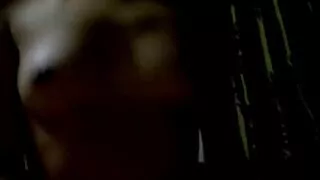 მშიერი ქალი აქტიურად იღებს უზარმაზარი dildo in her pussy