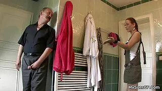 მან sneaked შევიდა პატარა დის ოთახი და fucked სანამ cum