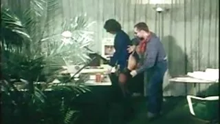თეთრი haired chick გვიჩვენებს ბიჭი თავად